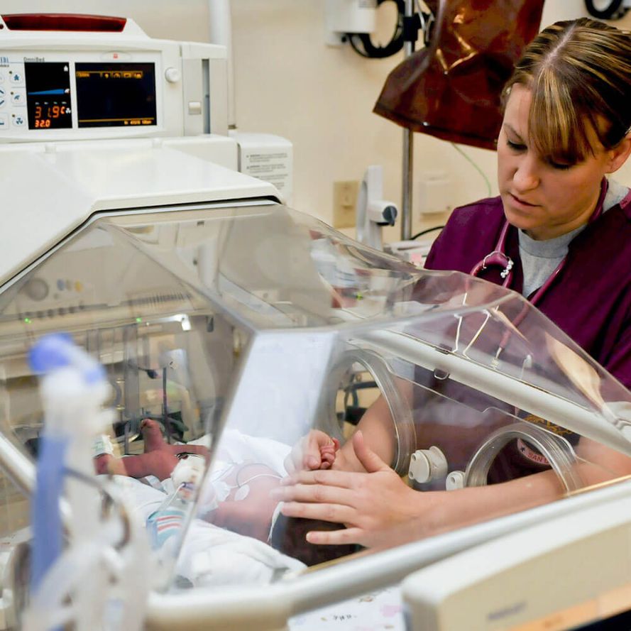 Especialización en Enfermería en la Atención del paciente crítico neonatal